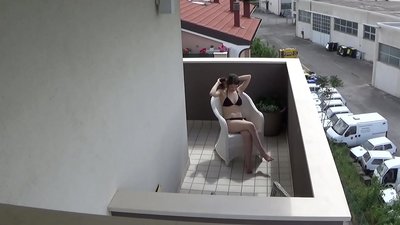 מרגלת אחר השותף הצעיר שלי המאונן במרפסת